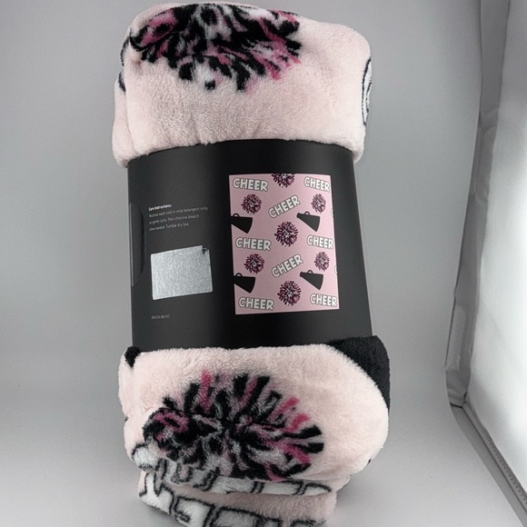 NWT CHEER π£ Pink/Pom Poms 50βx60β Plush Throw Blanket Cheerleading Sports - Picture 3 of 3